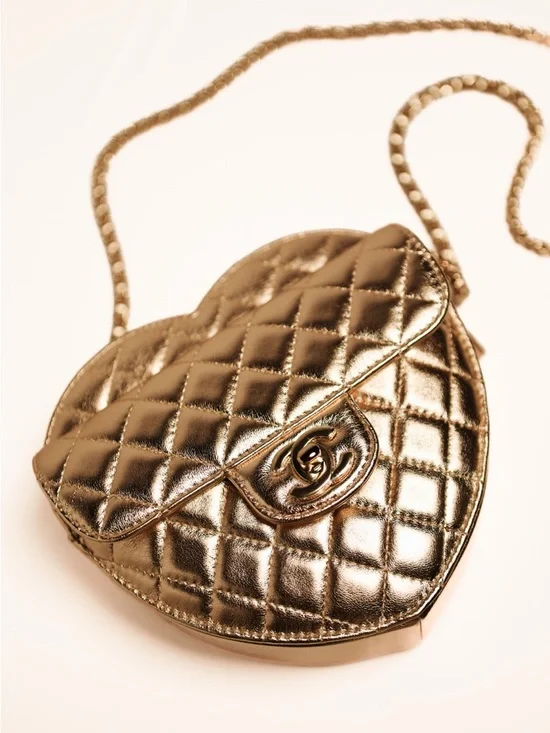 Chanel CC in Love Heart Bag Metallic Golden Quilted Lambskin - Picture 2 of 9